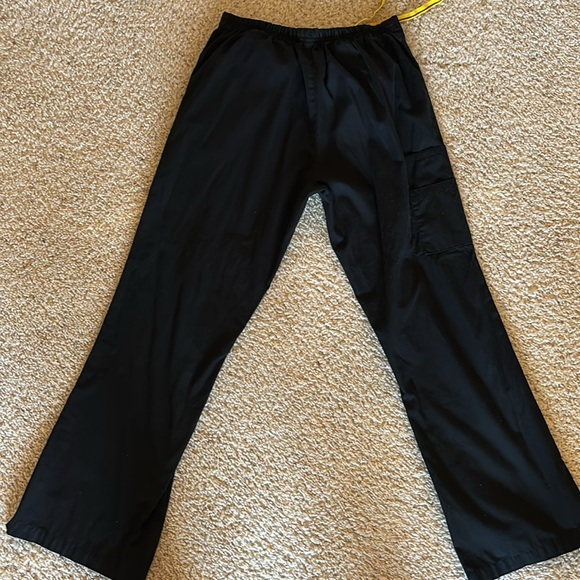 Wonder wink scrub pants, black, size medium. - Picture 4 of 5